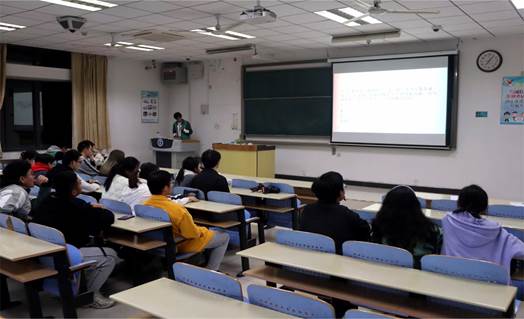 活动负责人正在介绍比赛规则 活动负责人正在介绍比赛规则