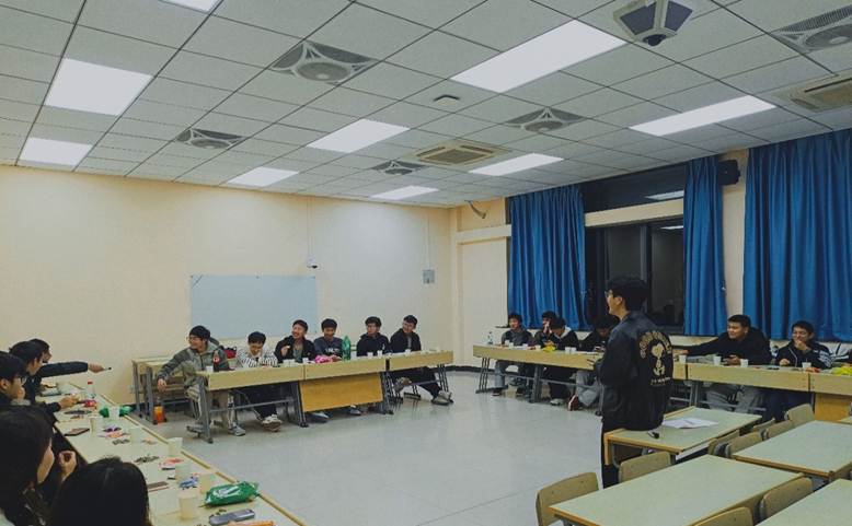 图片包含 室内, 桌子, 天花板, 女人AI 生成的内容可能不正确。 图片包含 室内, 桌子, 天花板, 女人AI 生成的内容可能不正确。